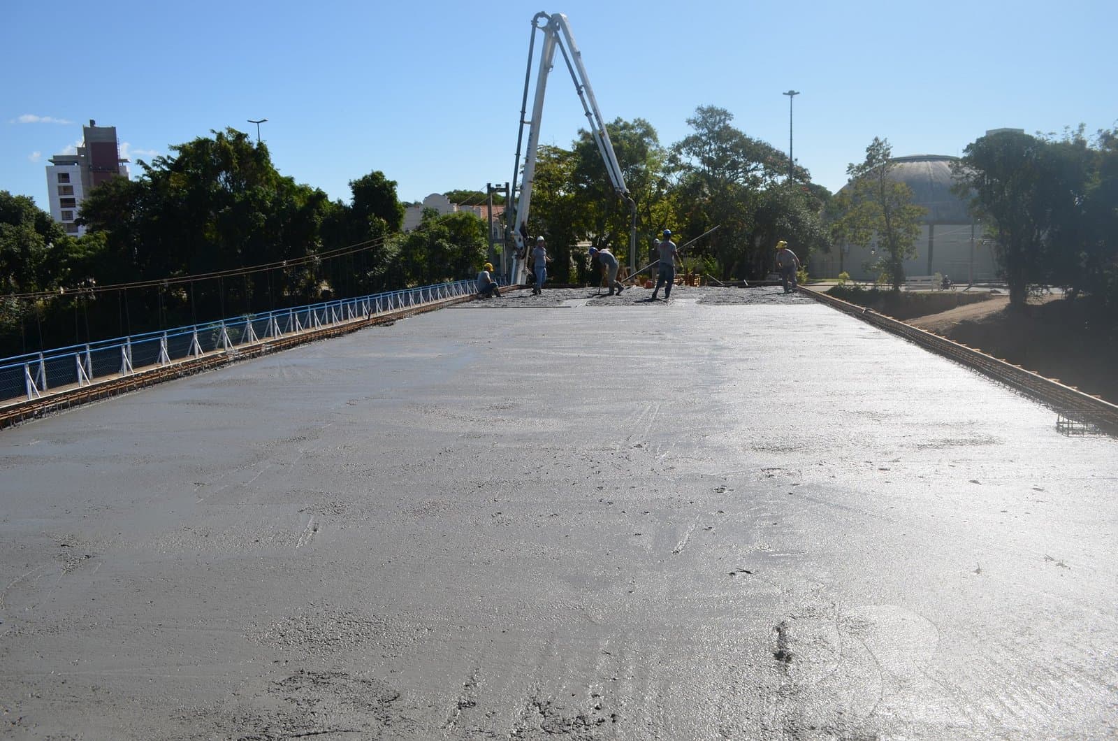 Obra da passarela de concreto está 90% concluída