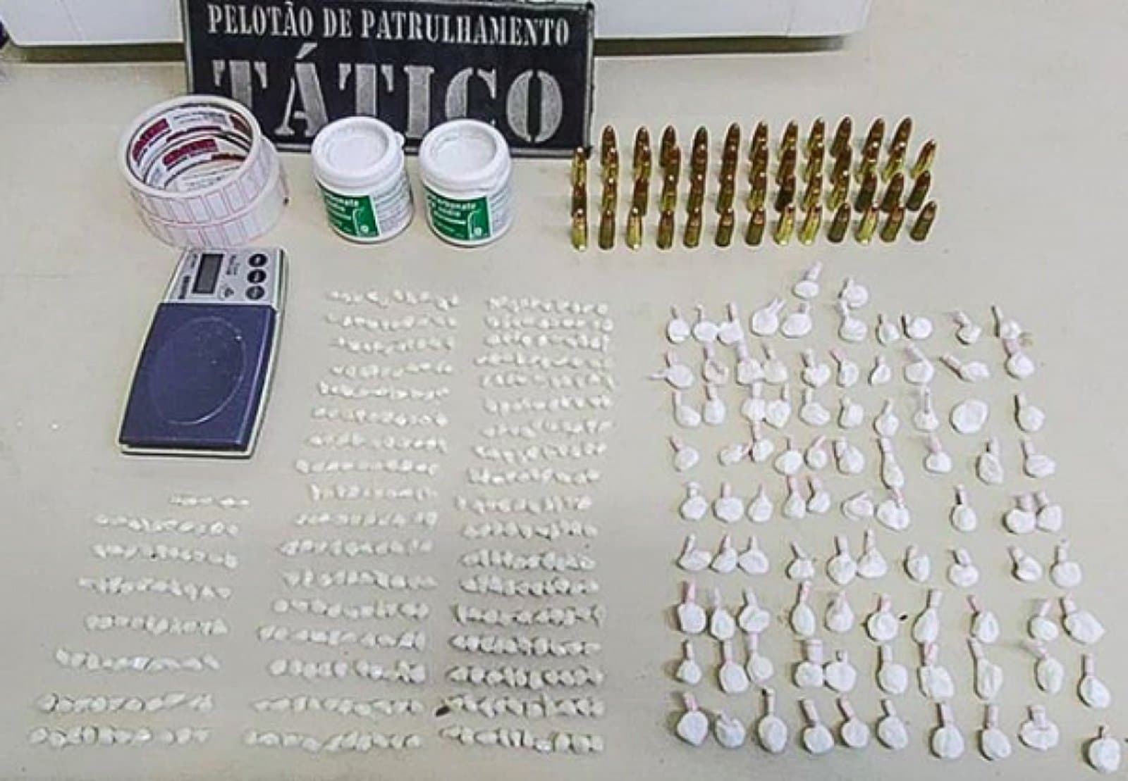 Polícia encontra mais de 400 pedras de crack e munições escondidas em galinheiro