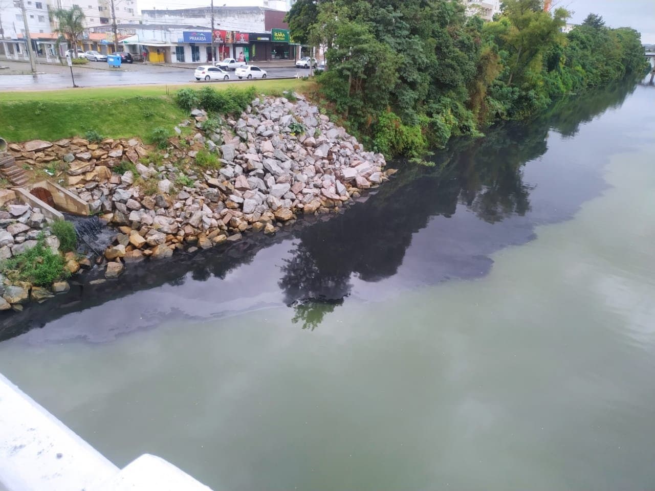 Mancha escura aparece no Rio Tubarão