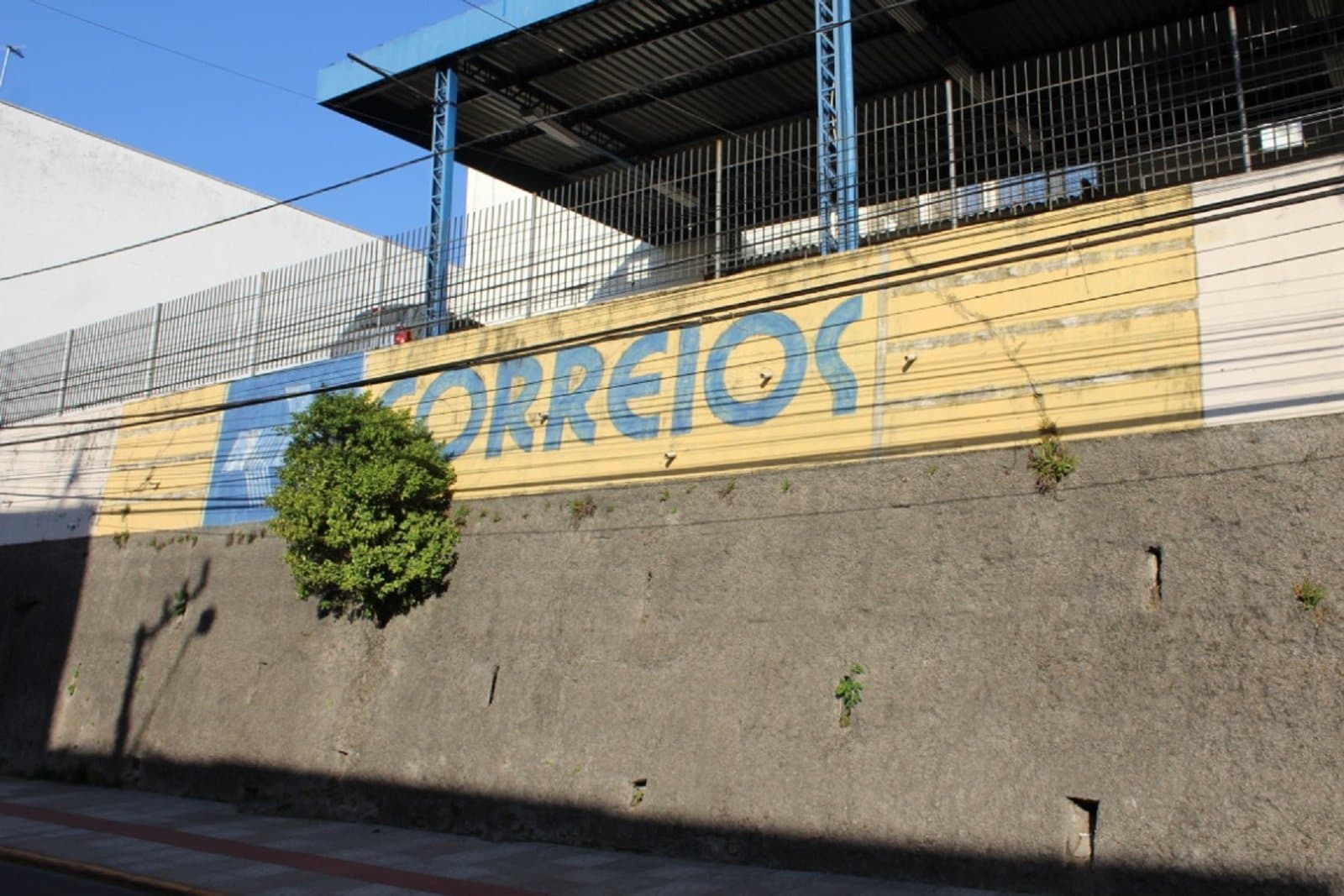 Paredão dos Correios ganhará arte e cor nas mãos de grafiteiros