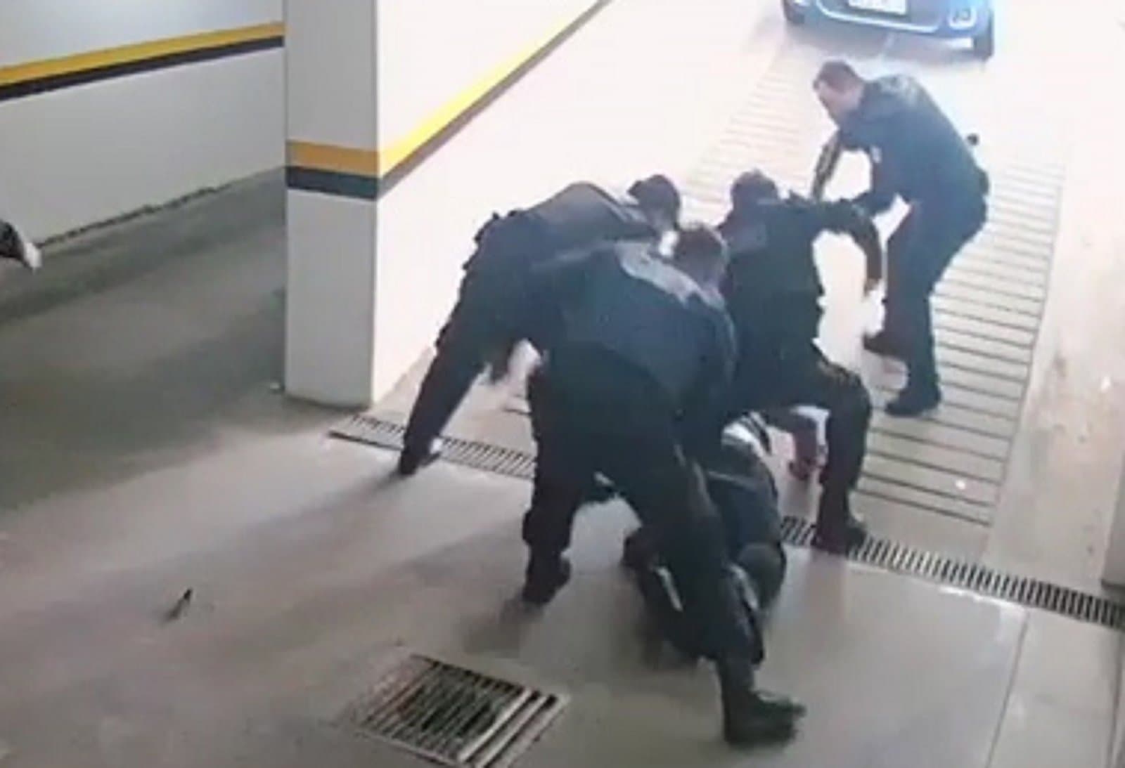 Imagens mostram guardas municipais agredindo homem imobilizado