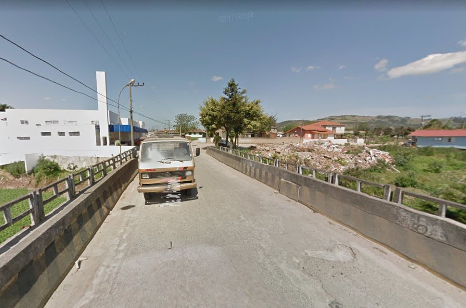 Bandidos roubam celular de jovem em ponte, no Andrino