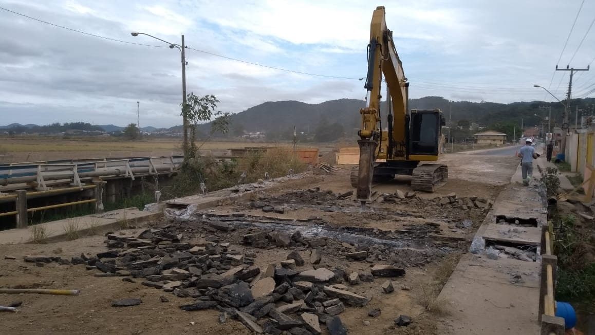 Ponte condenada no acesso sul começa a ser demolida