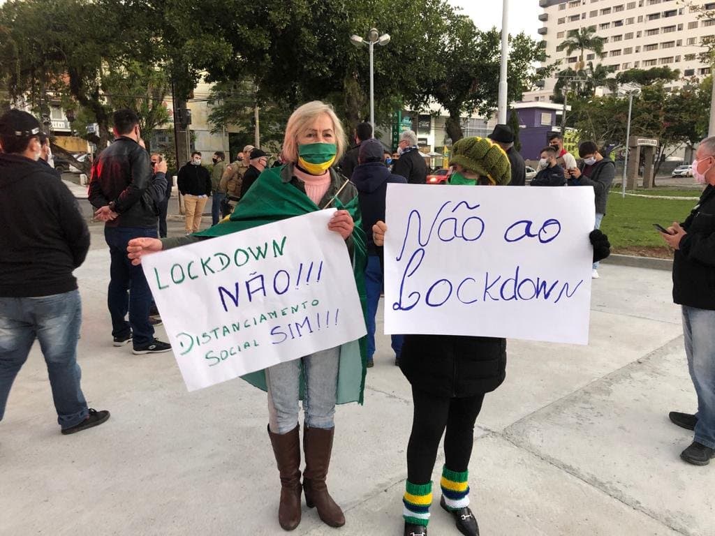 Tubaronenses fazem carreata contra fechamento do comércio