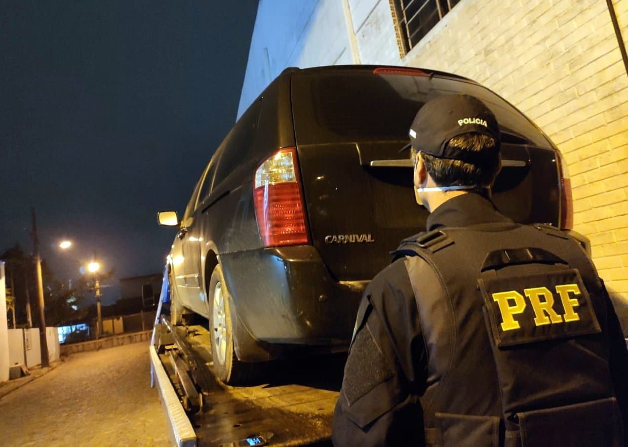PRF descobre veículo roubado sendo transportado por cegonheira