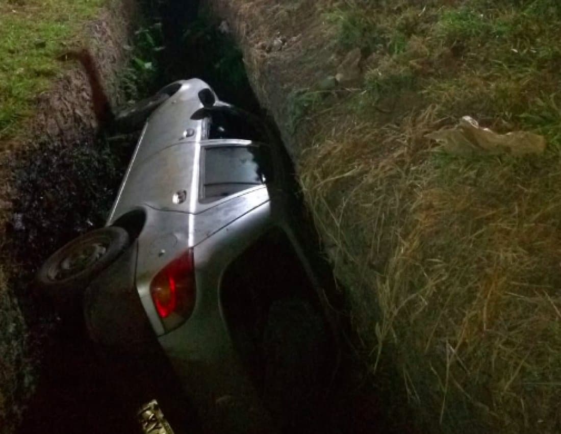 Carro com quatro ocupantes sai da pista e capota na BR-101