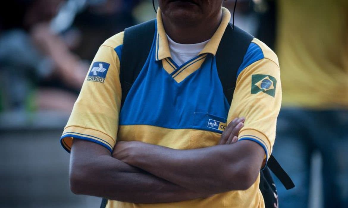 Trabalhadores dos Correios fazem greve por tempo indeterminado