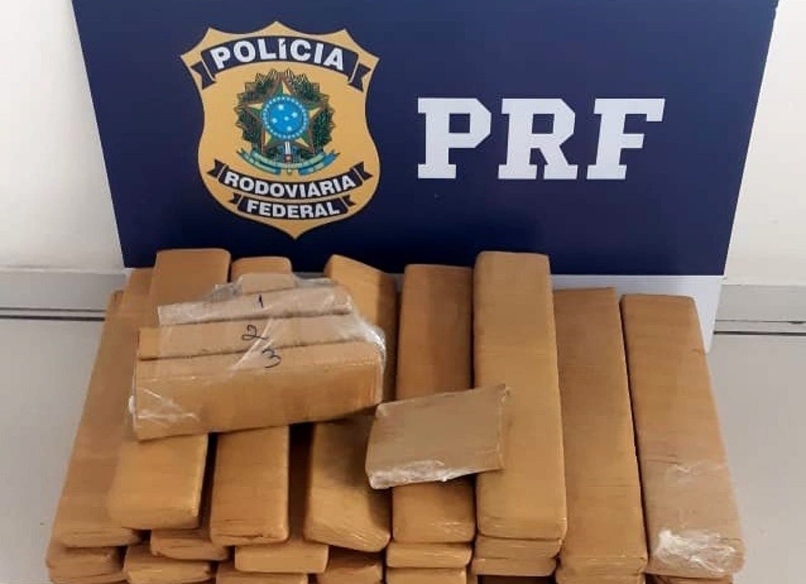 Motorista é preso com 40 quilos de maconha na BR-101