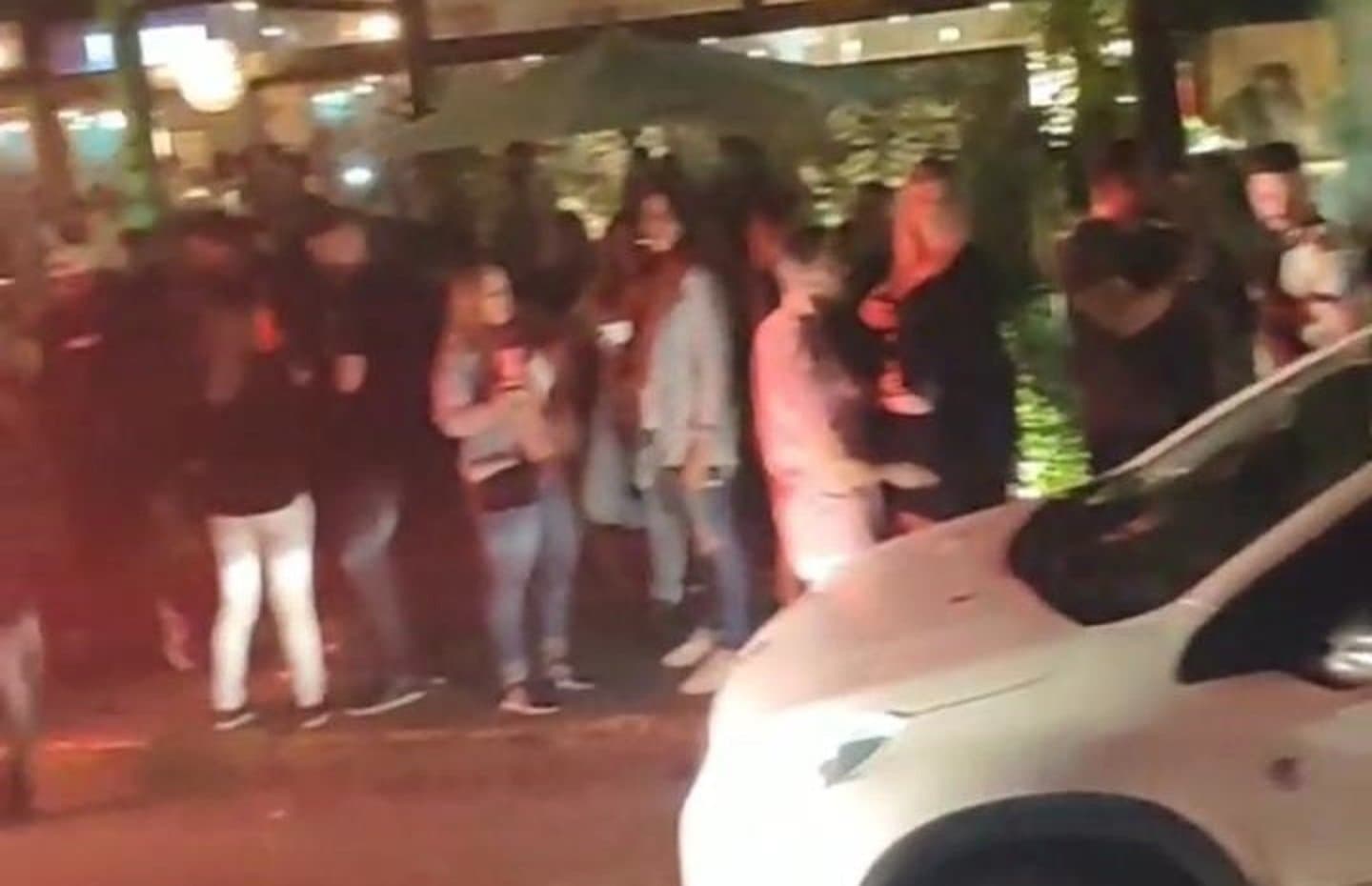 Fiscais flagram aglomeração na Praia do Rosa; Imbituba teve mais de 60 reclamações