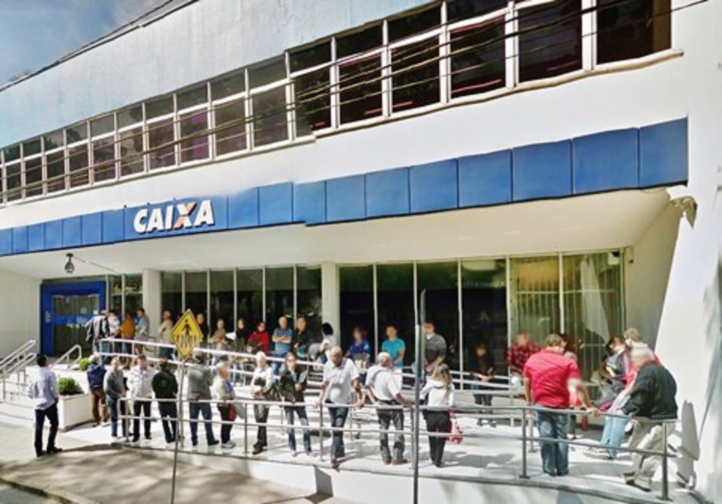 Mulher é vítima de sequestro relâmpago ao sair de agência da Caixa