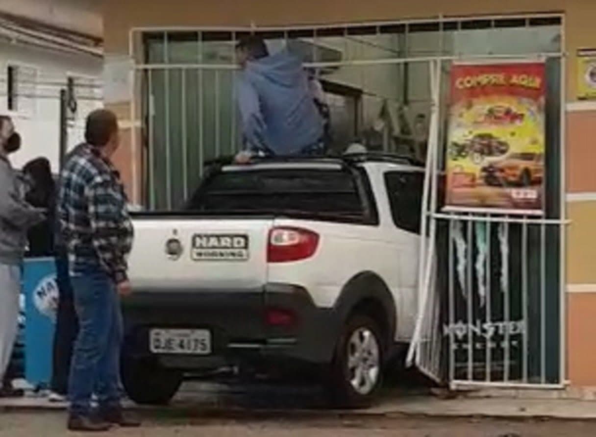 Carro invade Padaria Pão Quente, no Centro