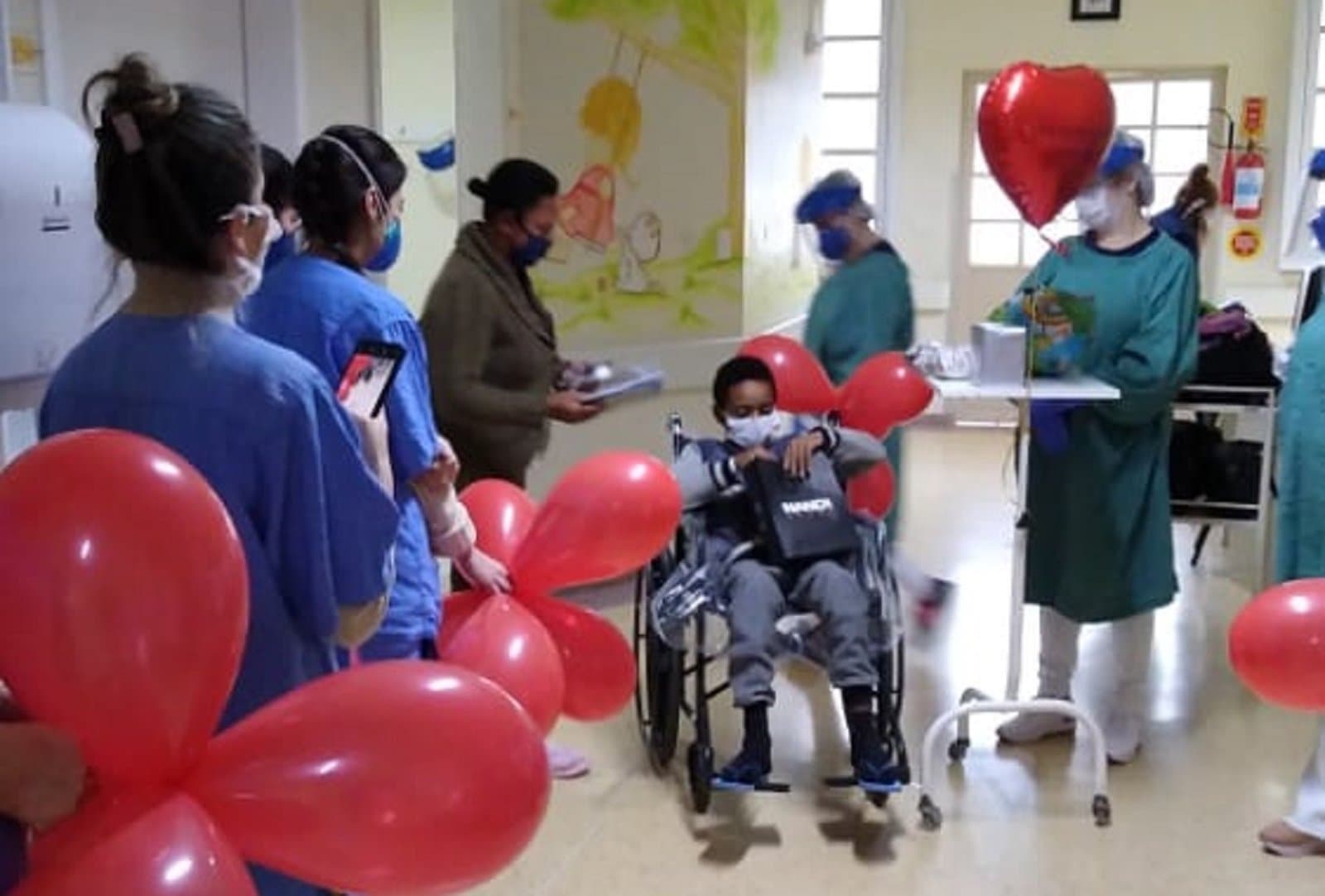 Menino de 12 anos vence a COVID-19 e ganha surpresa