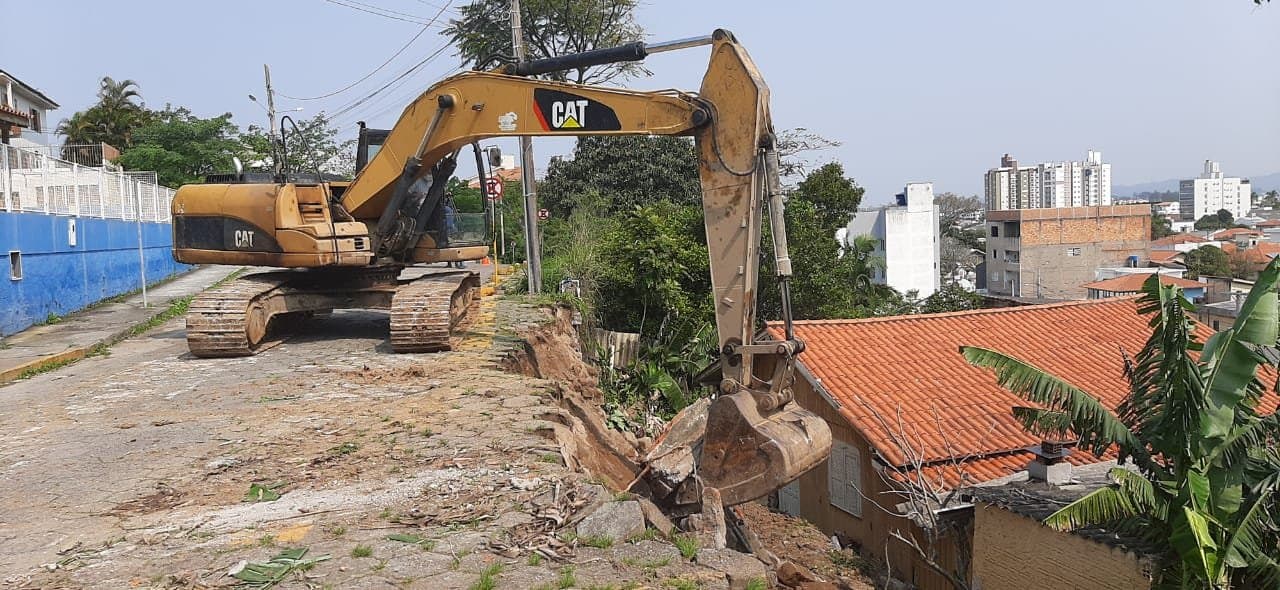 Área que sofreu deslizamento é limpa e residência será liberada