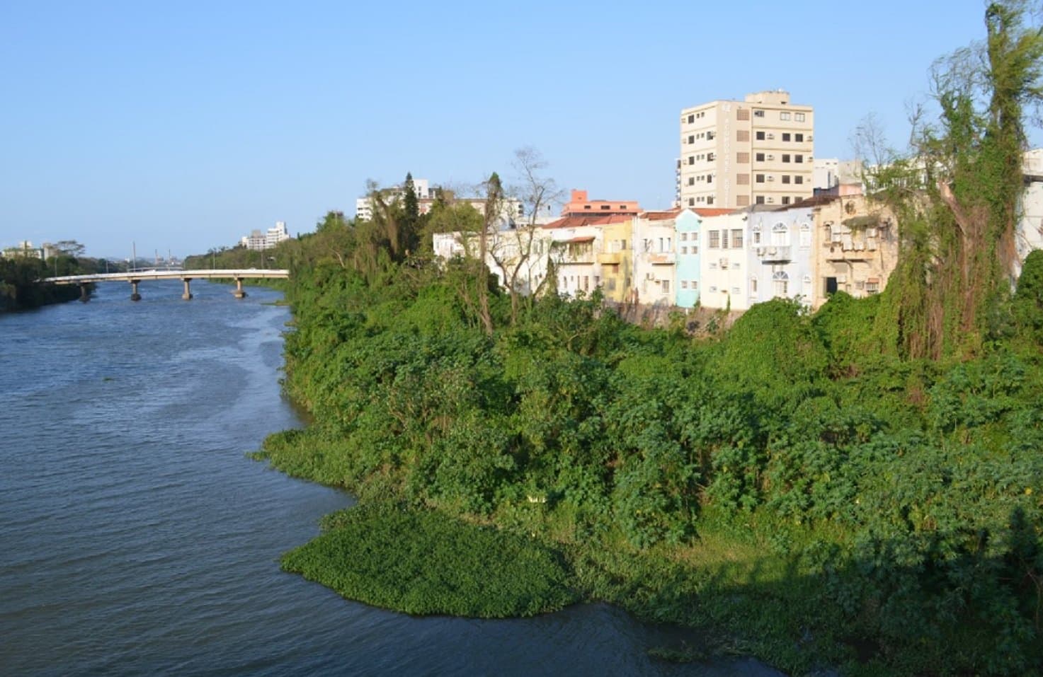 Homem morre afogado após cair no rio durante pescaria