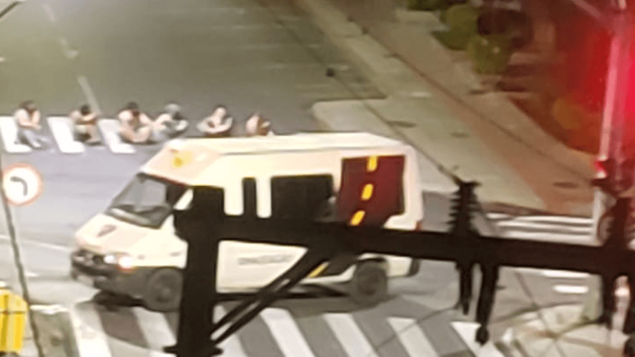 Assalto a banco tem reféns e tiroteio pesado em Criciúma