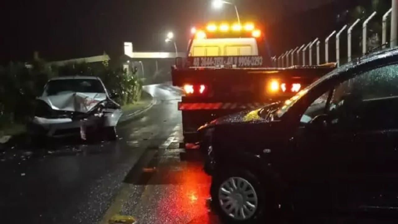 Colisão entre carros deixa duas pessoas feridas em Laguna