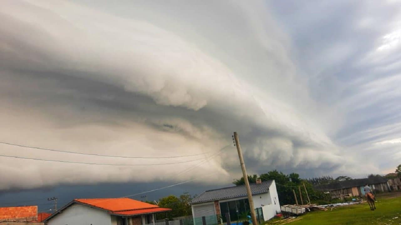 Nuvem rolo é registrada na região durante temporal