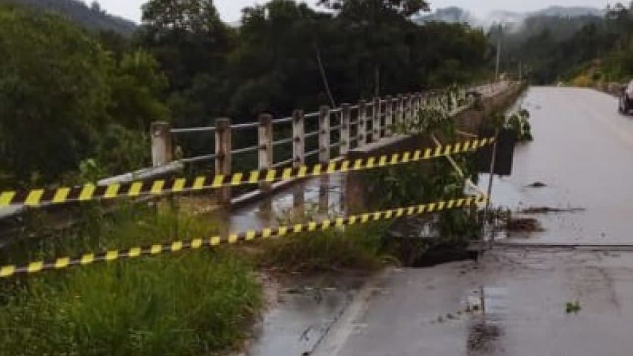 Chuva abre buraco em cabeceira de ponte na SC-390