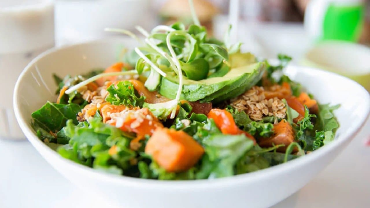 Como deixar a salada mais gostosa e nutritiva