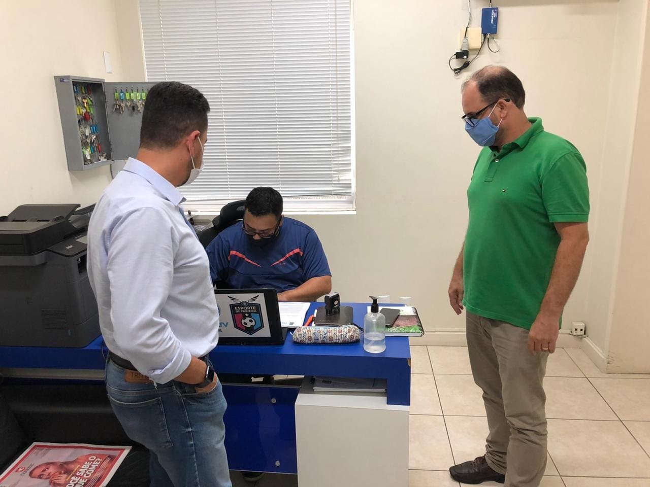 Vereadores protocolam projeto para reduzir número de comissionados na Câmara de Tubarão