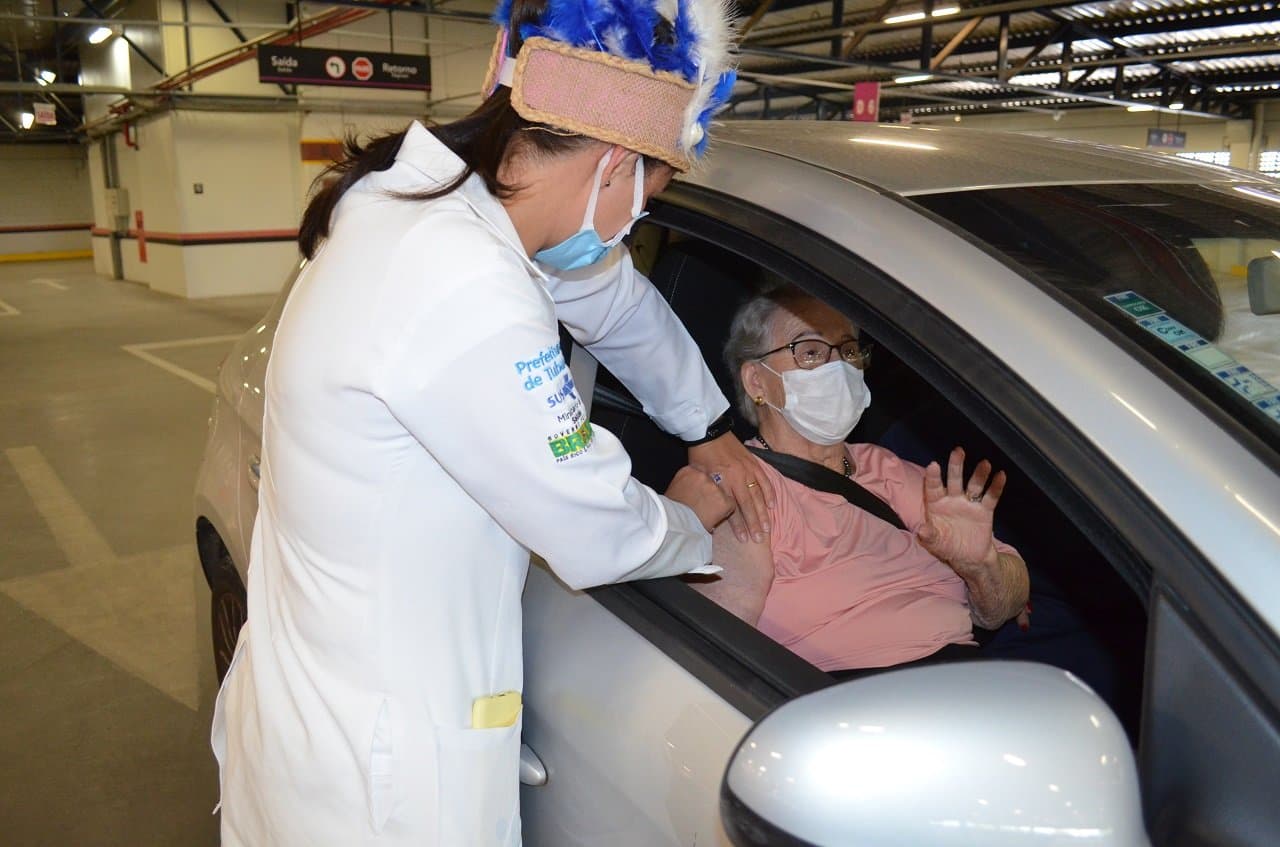 Idosos com mais de 90 anos e profissionais da Saúde, na ativa, com mais de 60 anos são imunizados