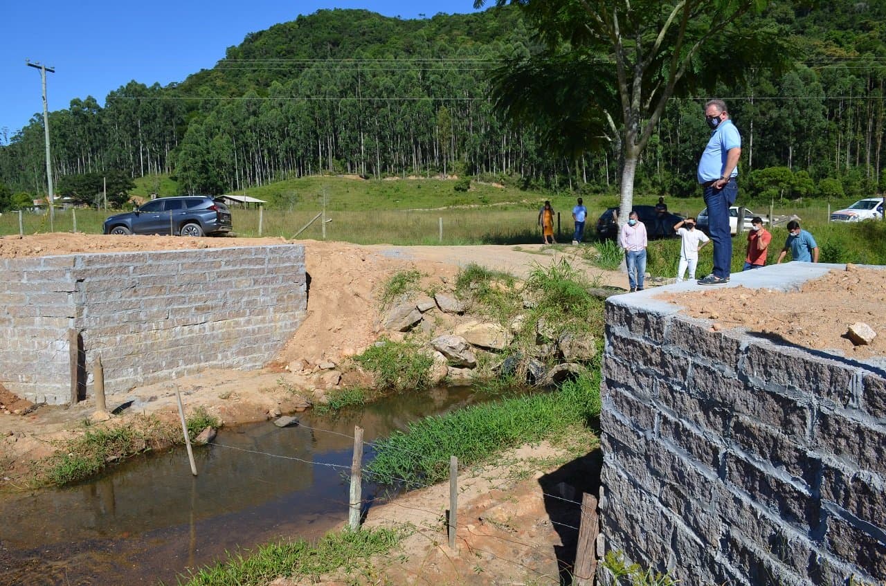 Concluídas as cabeceiras para duas novas pontes de concreto no Sertão dos Corrêa e no Areado