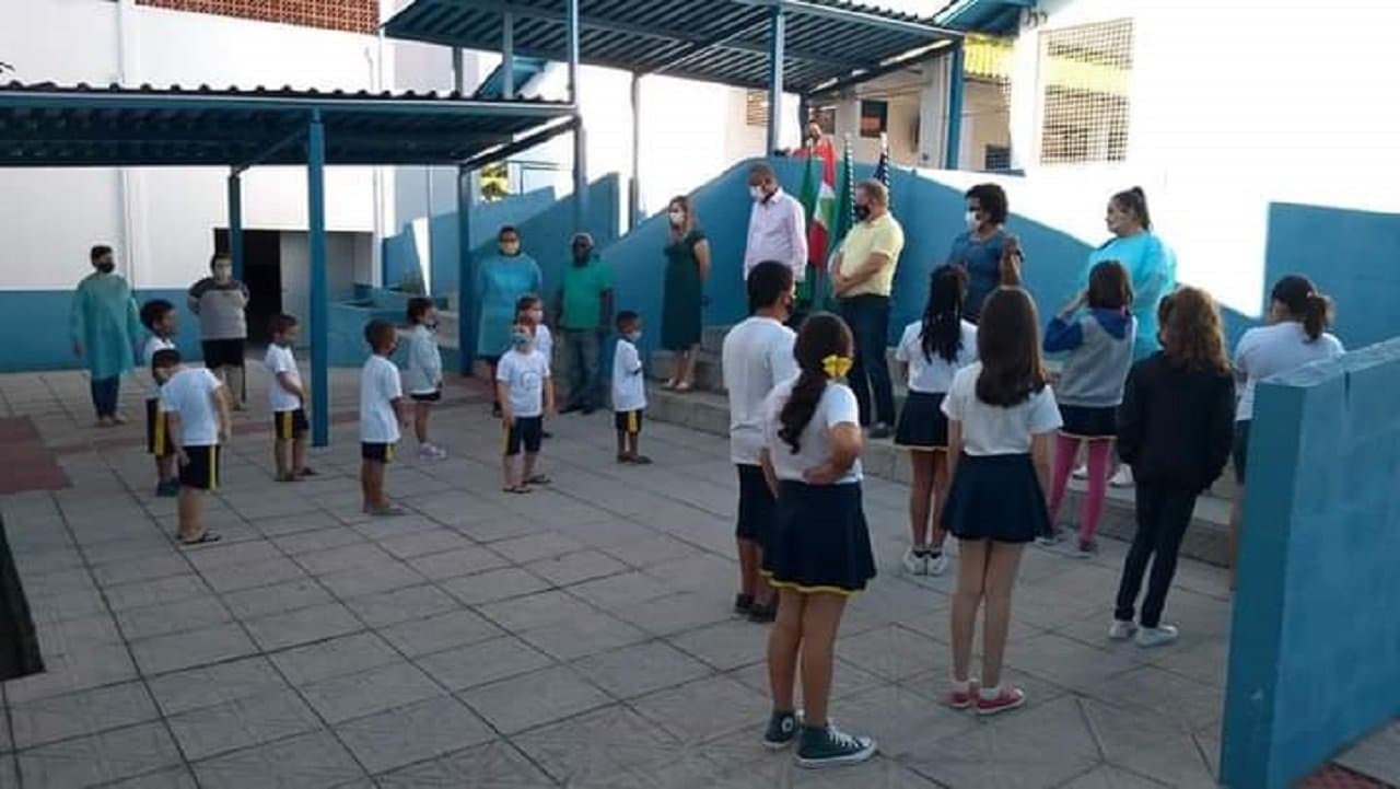 Hinos pátrios voltam a ser cantados nas escolas municipais