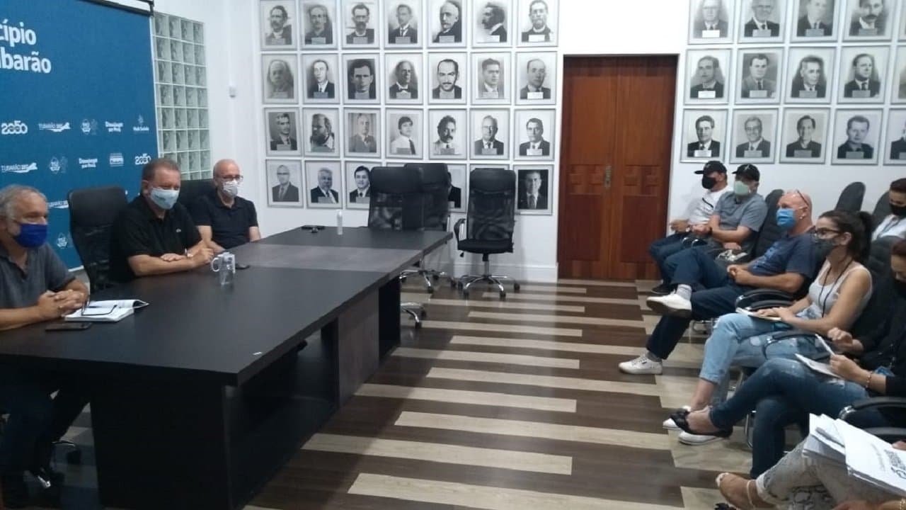 Município oficializa repasse de alimentos para quatro entidades