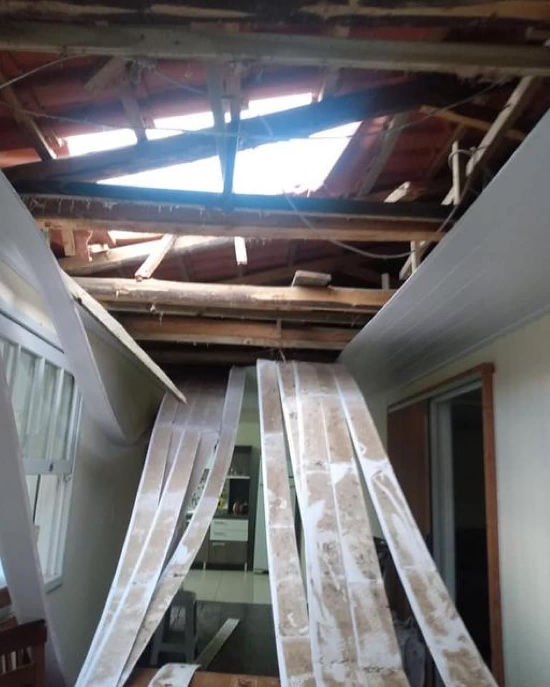 Homem se machuca ao cair de telhado de casa