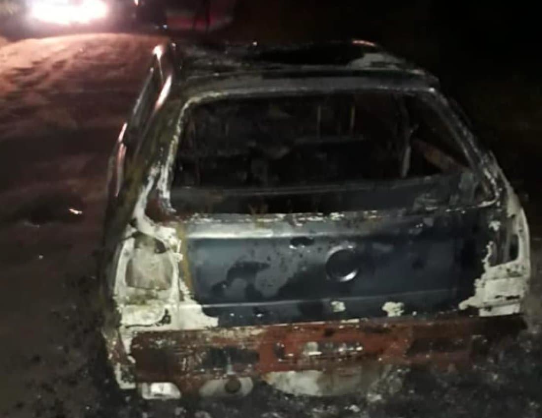 Incêndio destrói carro, em Jaguaruna