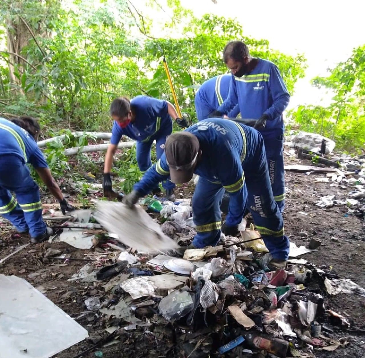 Força-tarefa recolhe 1,2 tonelada de lixo em espaços ocupados por moradores de rua