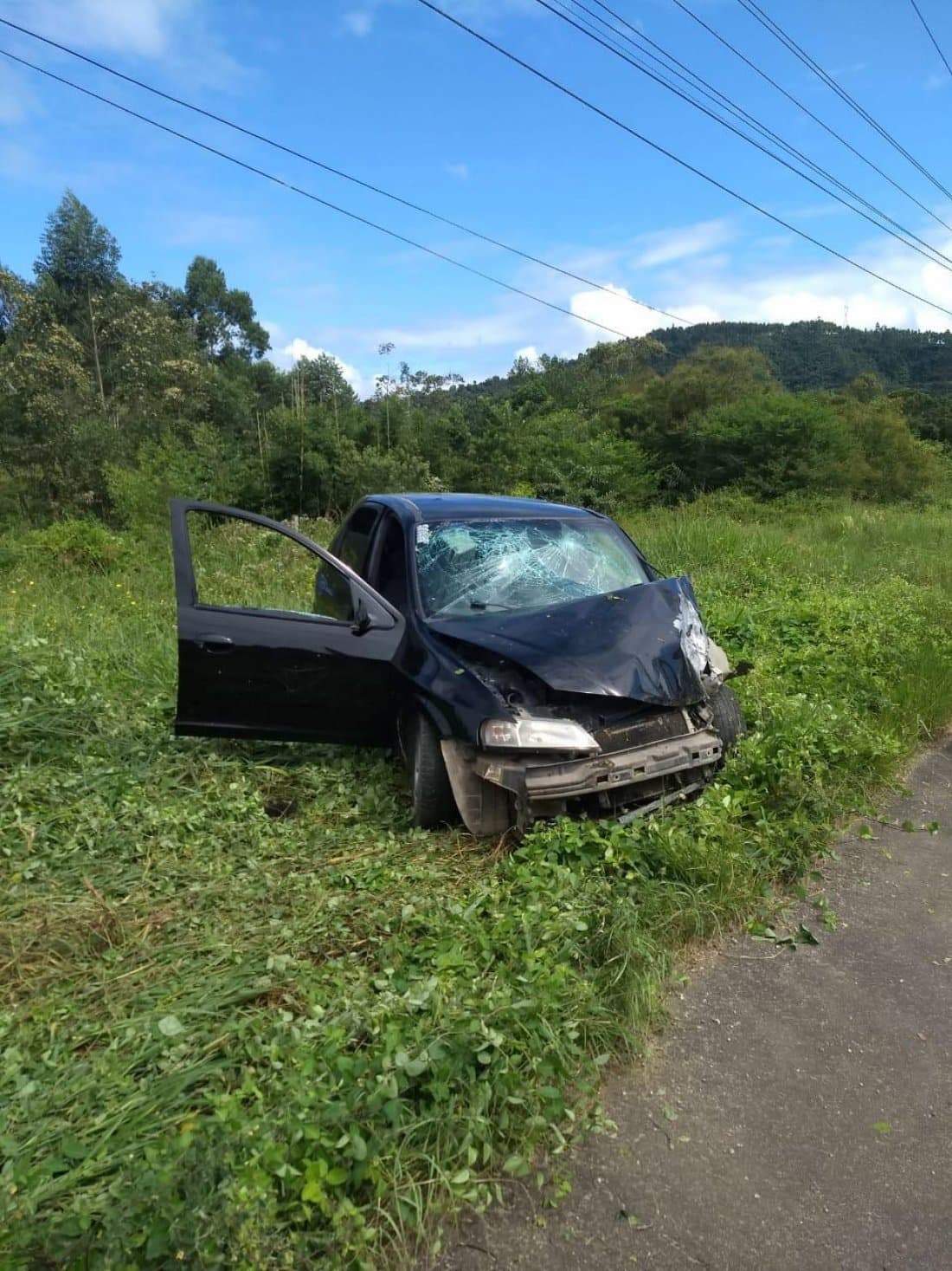 Bebê de seis meses fica ferido após carro bater em poste