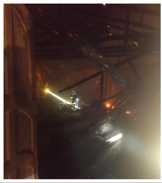 Bar é destruído após incêndio