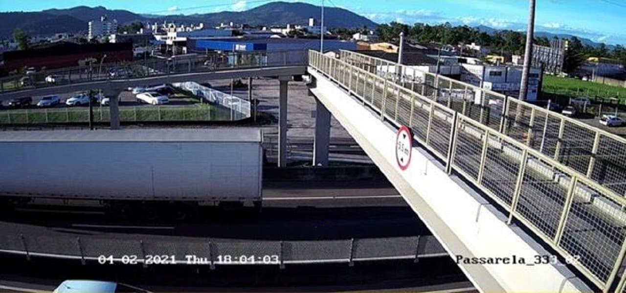 Passarelas da BR 101 Sul têm câmeras instaladas pela CCR ViaCosteira