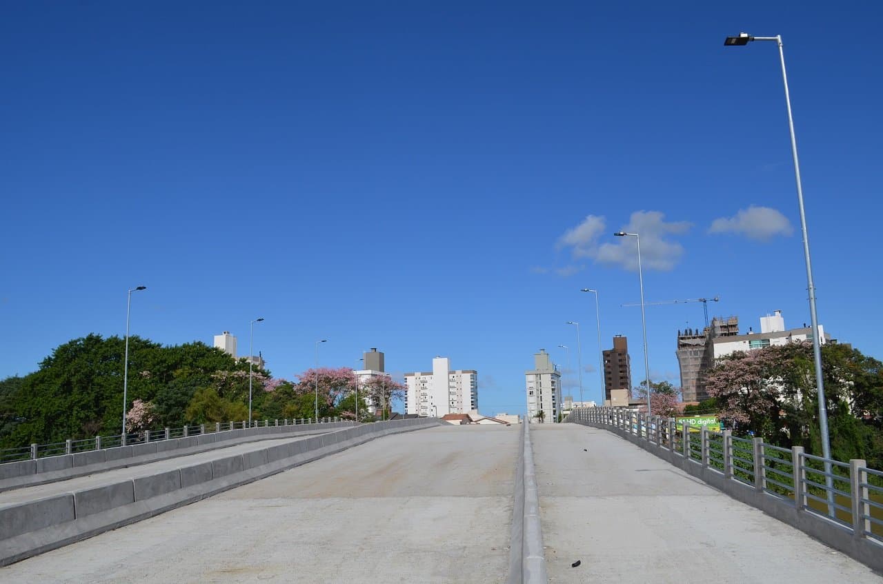 Instalação do sistema de iluminação da nova ponte sobre o Rio Tubarão é concluída