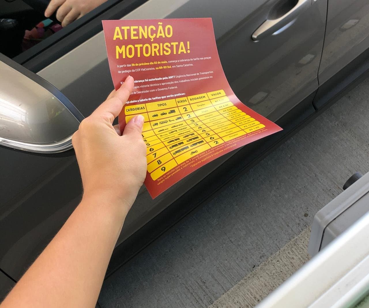 CCR ViaCosteira: usuários recebem orientação nos pedágios da BR 101