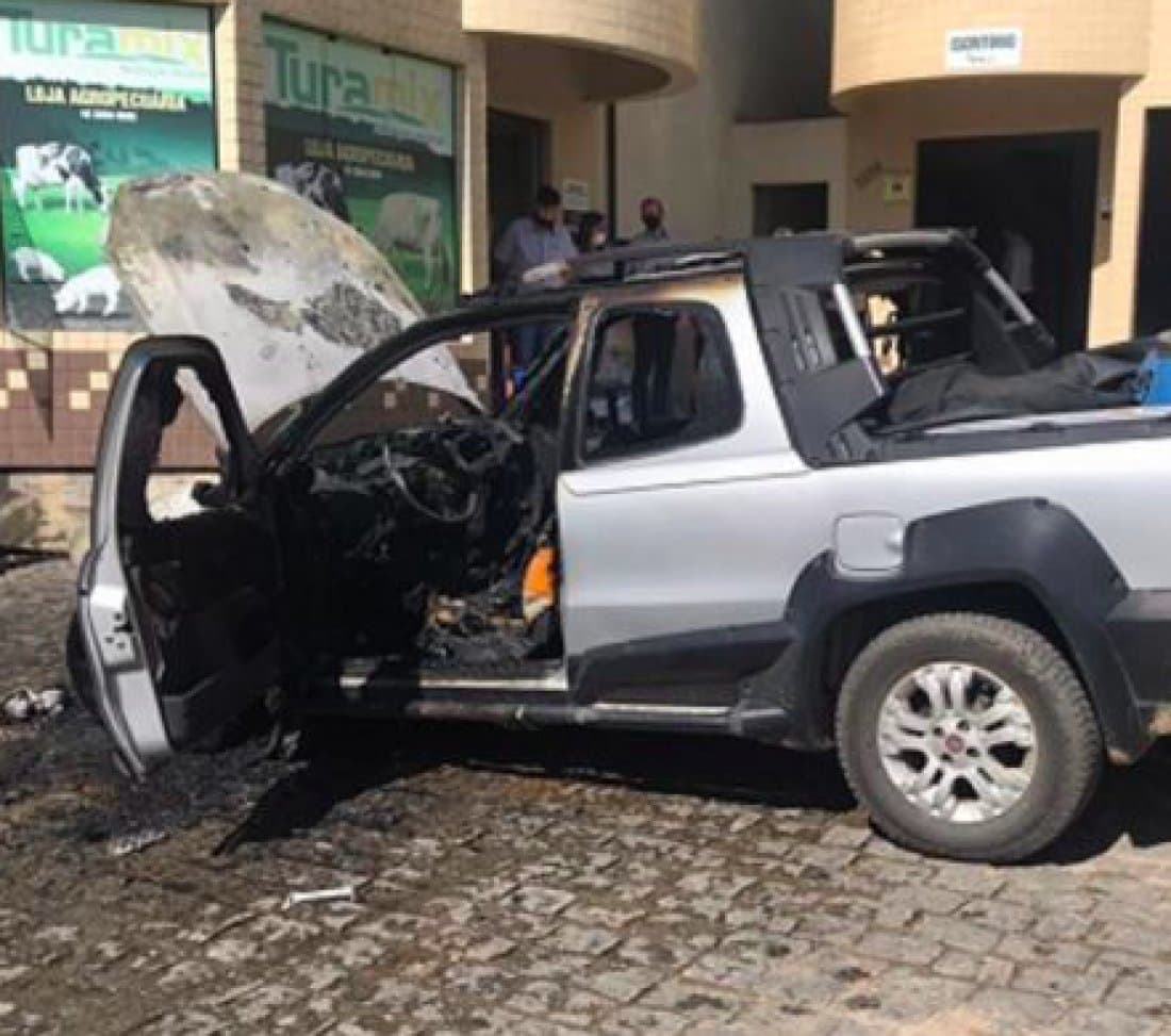 Veículo é atingido por incêndio em estacionamento de empresa