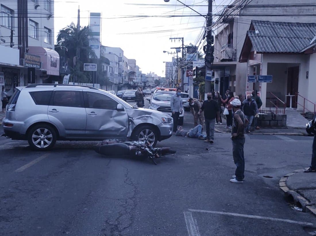 Motociclista fica ferido em acidente envolvendo moto e carro
