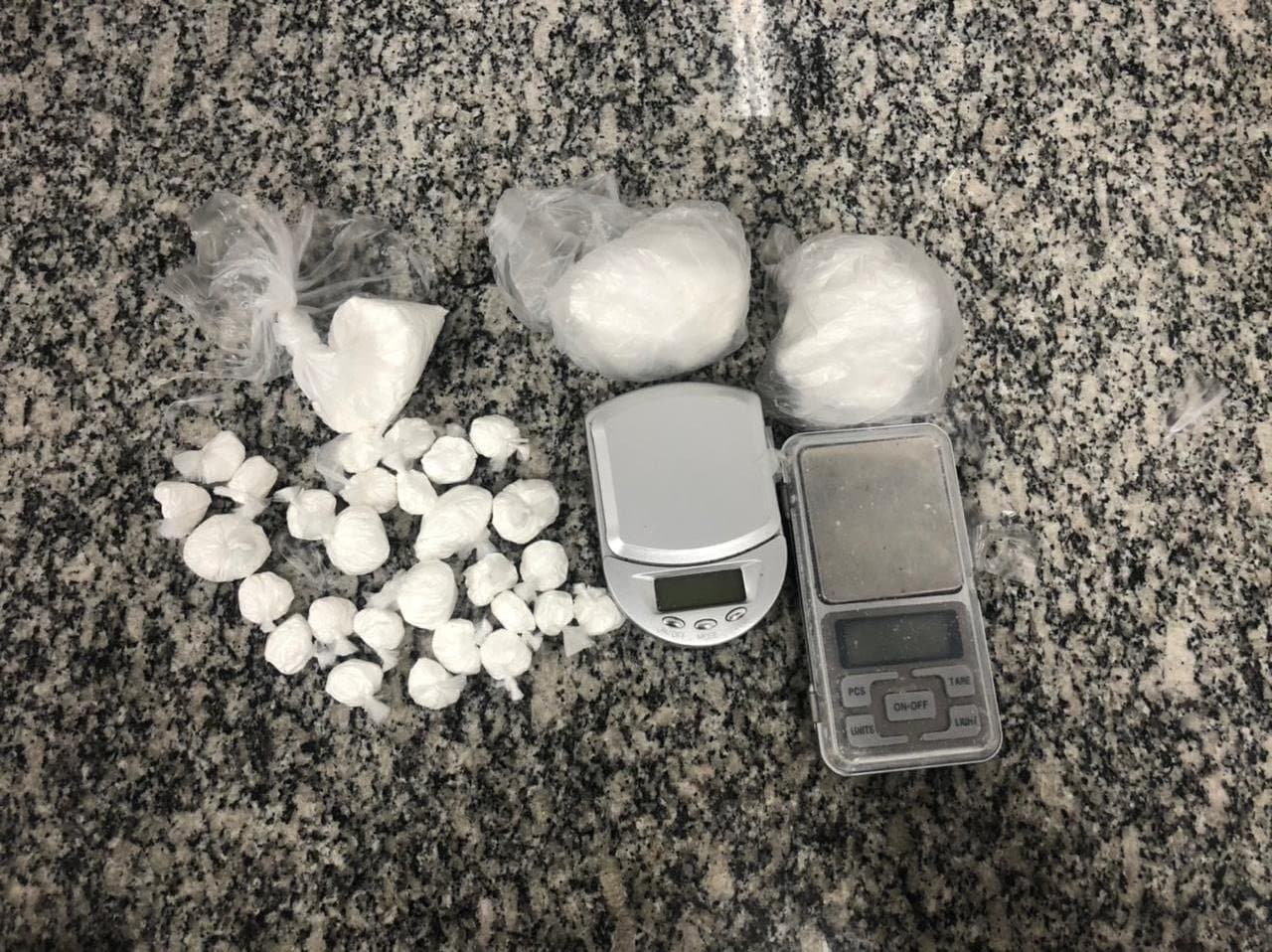 Cão da PM localiza cocaína, em Tubarão