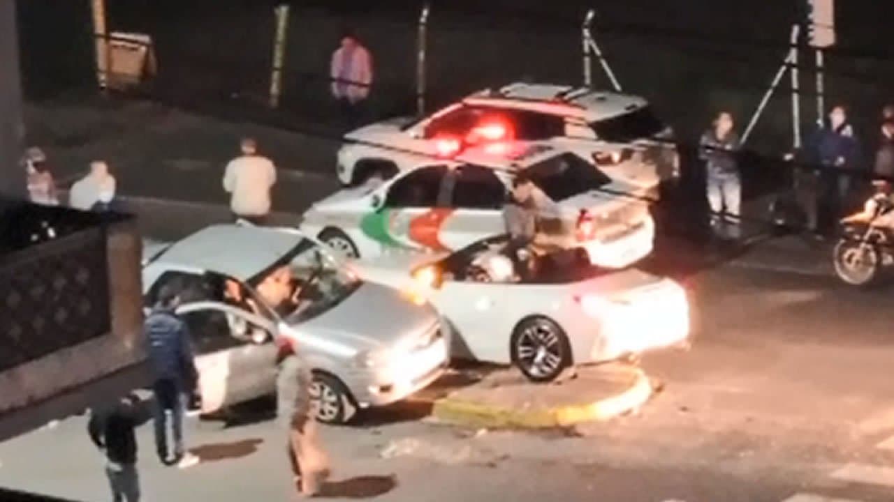 Motorista de BMW ultrapassa sinal vermelho e bate em outro carro; um bebê ficou ferido