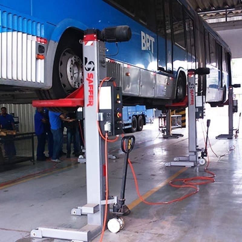 Veículo cai em cima de homem, após elevador automotivo falhar