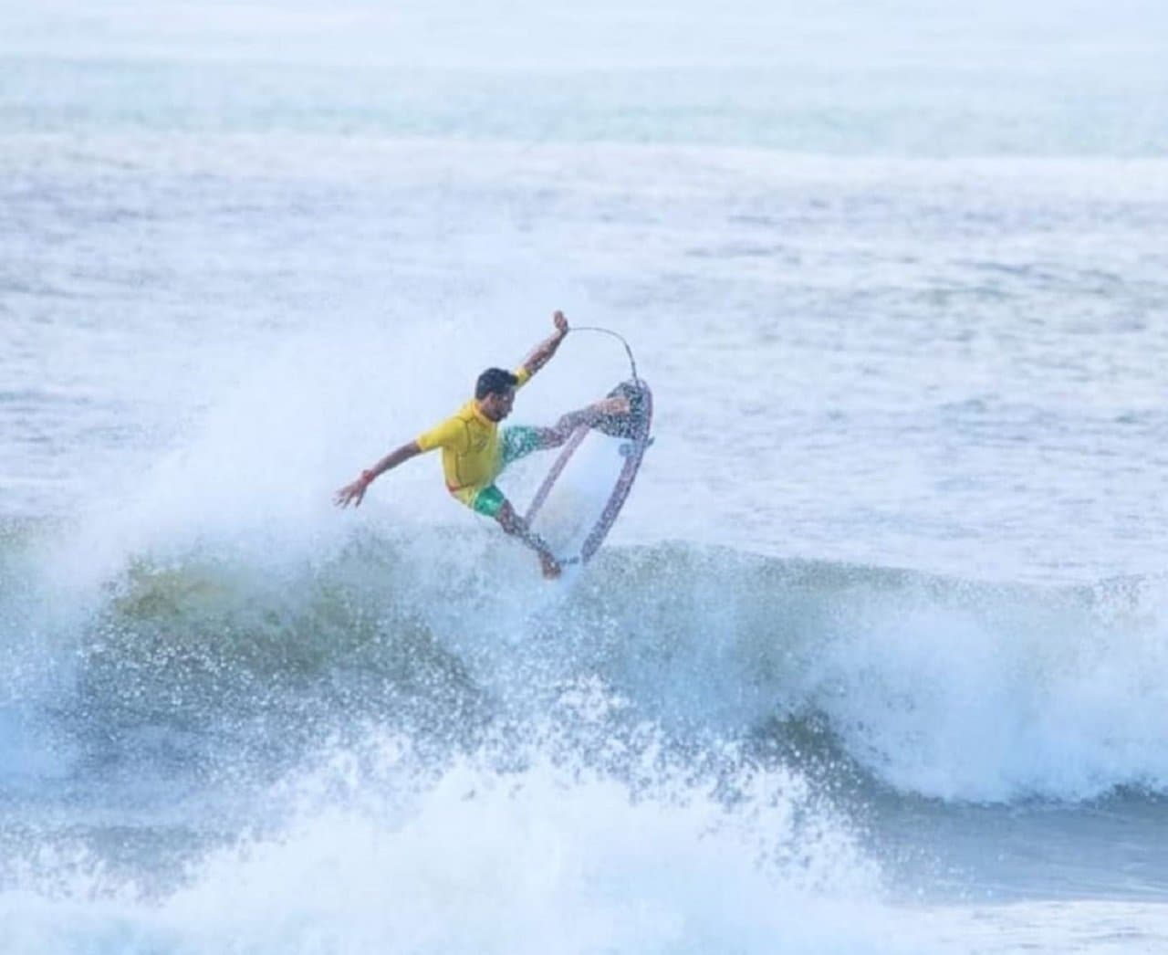 Surfistas devem respeitar pescadores artesanais na temporada da tainha