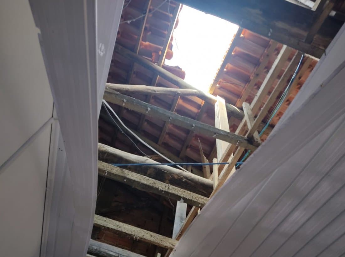 Tubaronense cai do telhado de escola durante manutenção