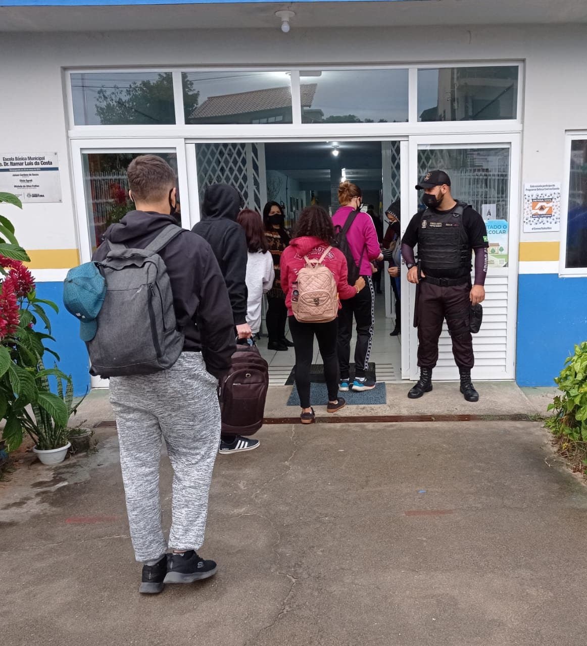 Mensagem sobre invasão criminosa em escola de Imbituba é falsa