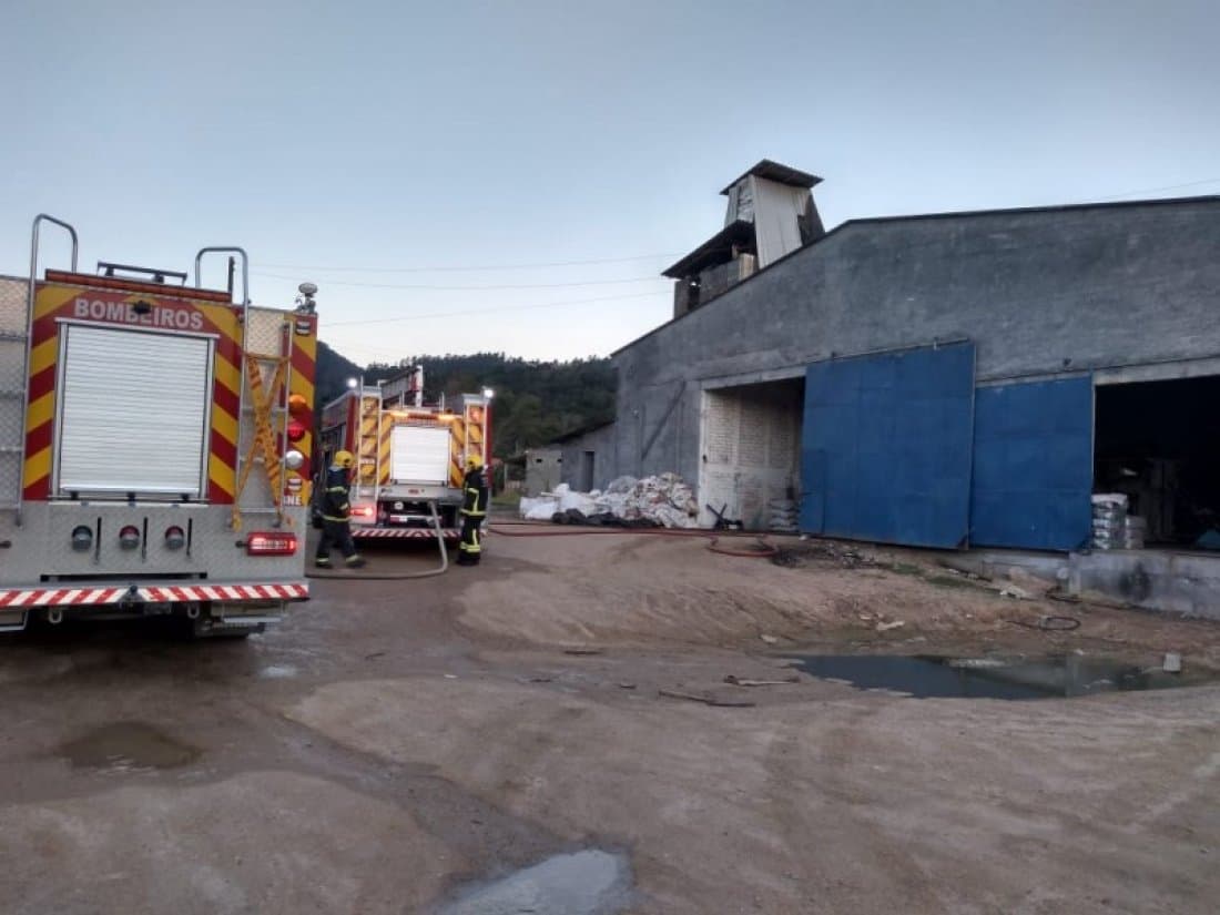 Silo de grãos pega fogo e prejuízo ultrapassa os R$ 20 mil