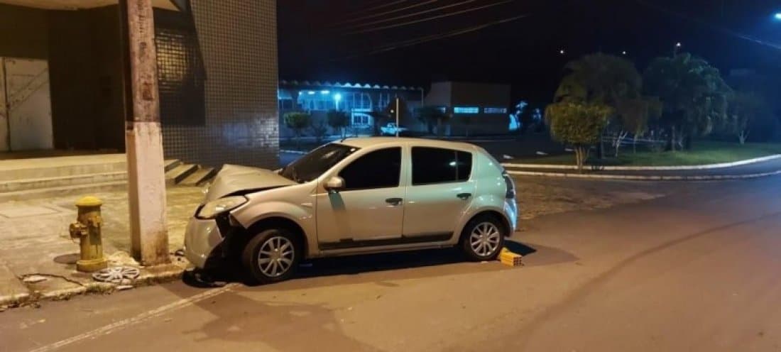 Carro bate em poste e motorista fica gravemente ferida