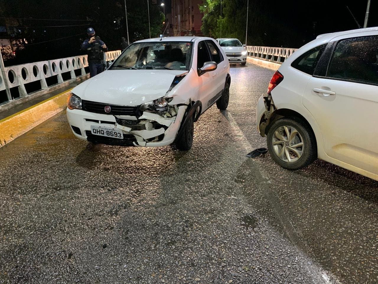 Colisão gera engavetamento de carros sobre ponte, em Tubarão