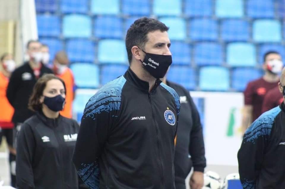 Após série de derrotas, técnico Hugo Velloso é dispensado do Tubarão Futsal