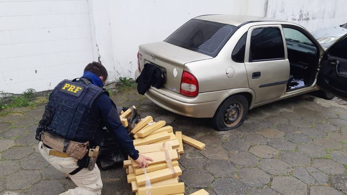 Cerca de 100 kg de maconha são apreendidos perto do pedágio