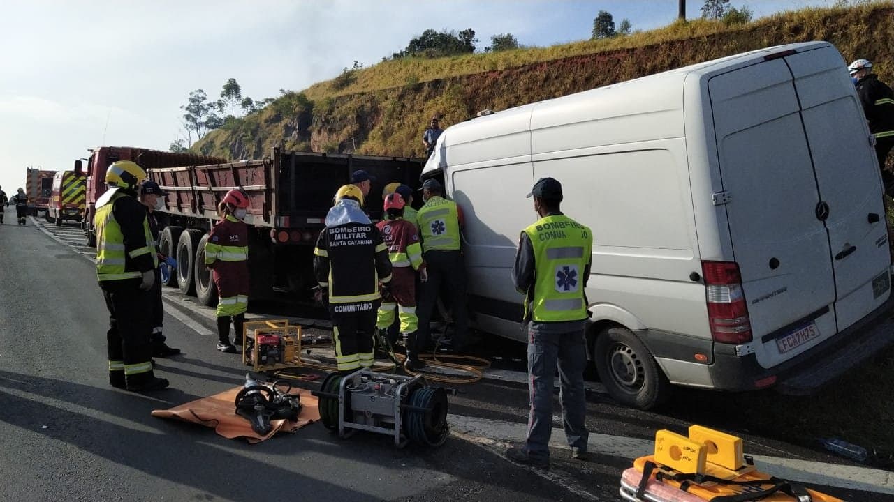 Acidente na BR-101 deixa condutor gravemente ferido